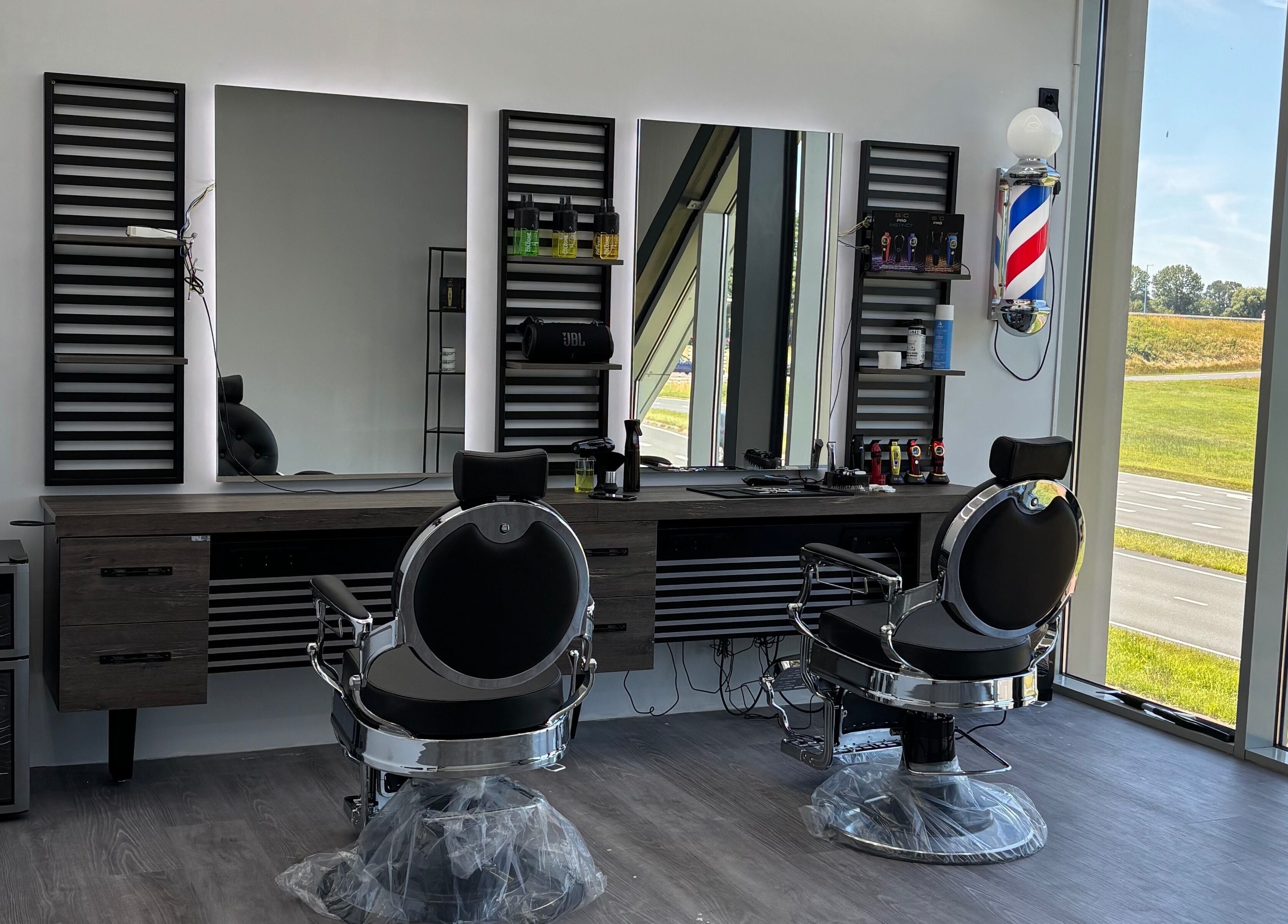 Modern barbershop interieur bij Dimma The Barber, Zoetermeer, Zuid-holland, NL. Elegante stoelen en spiegels.