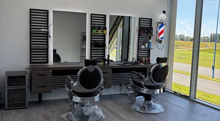 Modern barbershop interieur bij Dimma The Barber, Zoetermeer, Zuid-holland, NL. Elegante stoelen en spiegels.