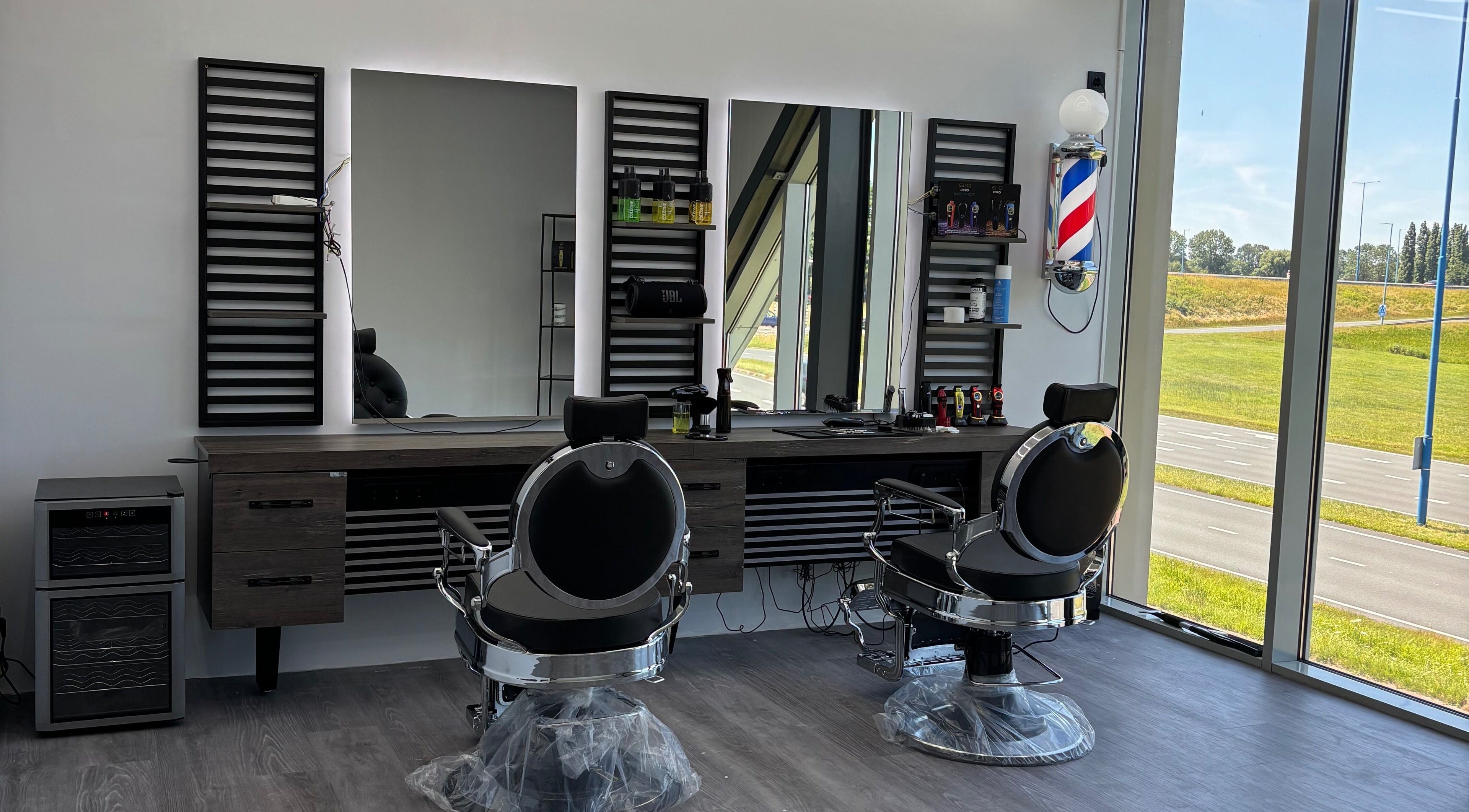 Modern barbershop interieur bij Dimma The Barber, Zoetermeer, Zuid-holland, NL. Elegante stoelen en spiegels.
