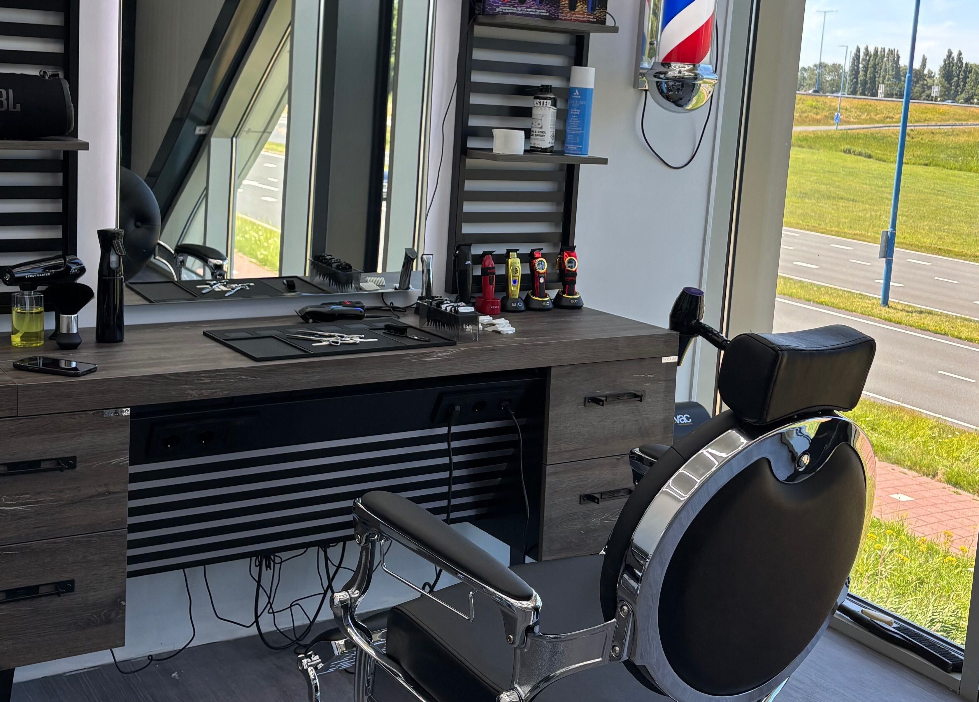 Moderne barbiersstoel bij Dimma The Barber, Zoetermeer, Zuid-holland, NL met uitzicht op de straat.