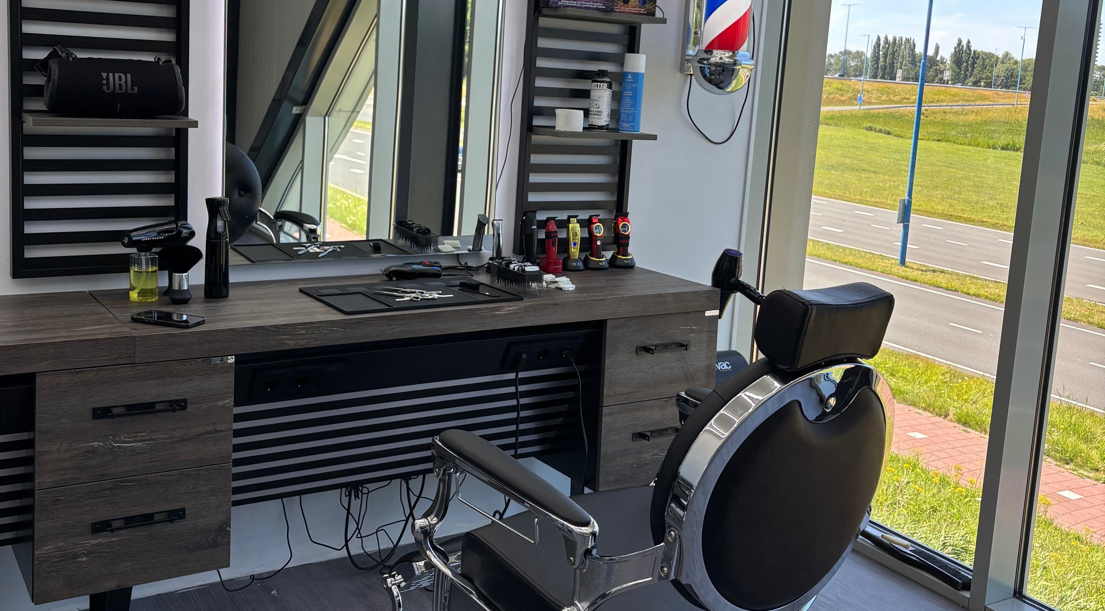 Moderne barbiersstoel bij Dimma The Barber, Zoetermeer, Zuid-holland, NL met uitzicht op de straat.