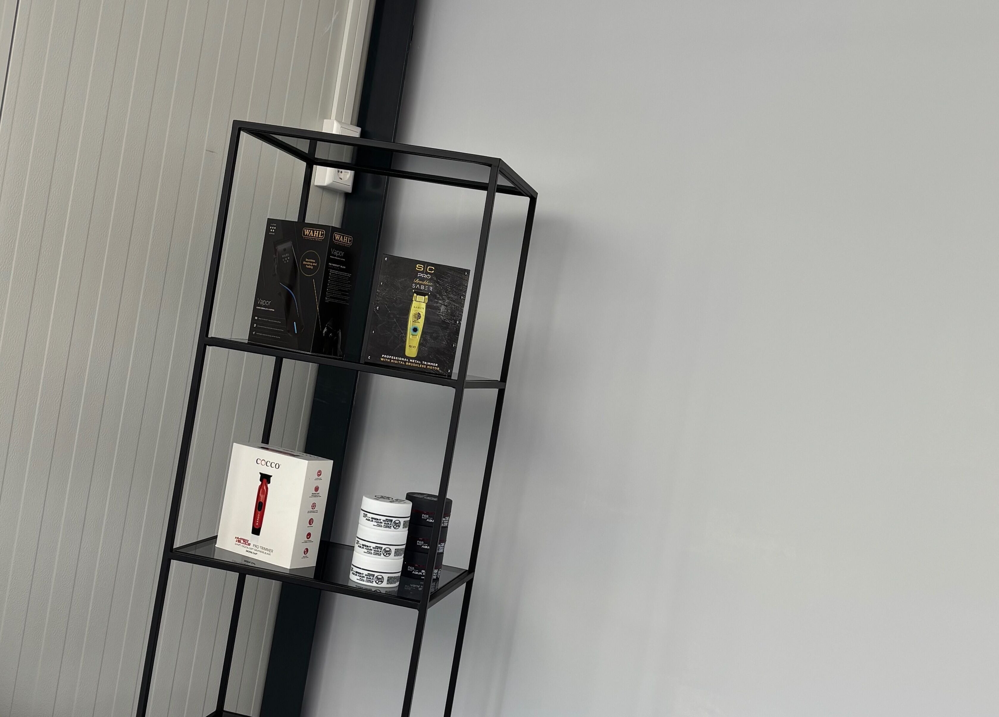 Productdisplay bij Dimma The Barber in Zoetermeer, Zuid-holland, NL met diverse kappersproducten.