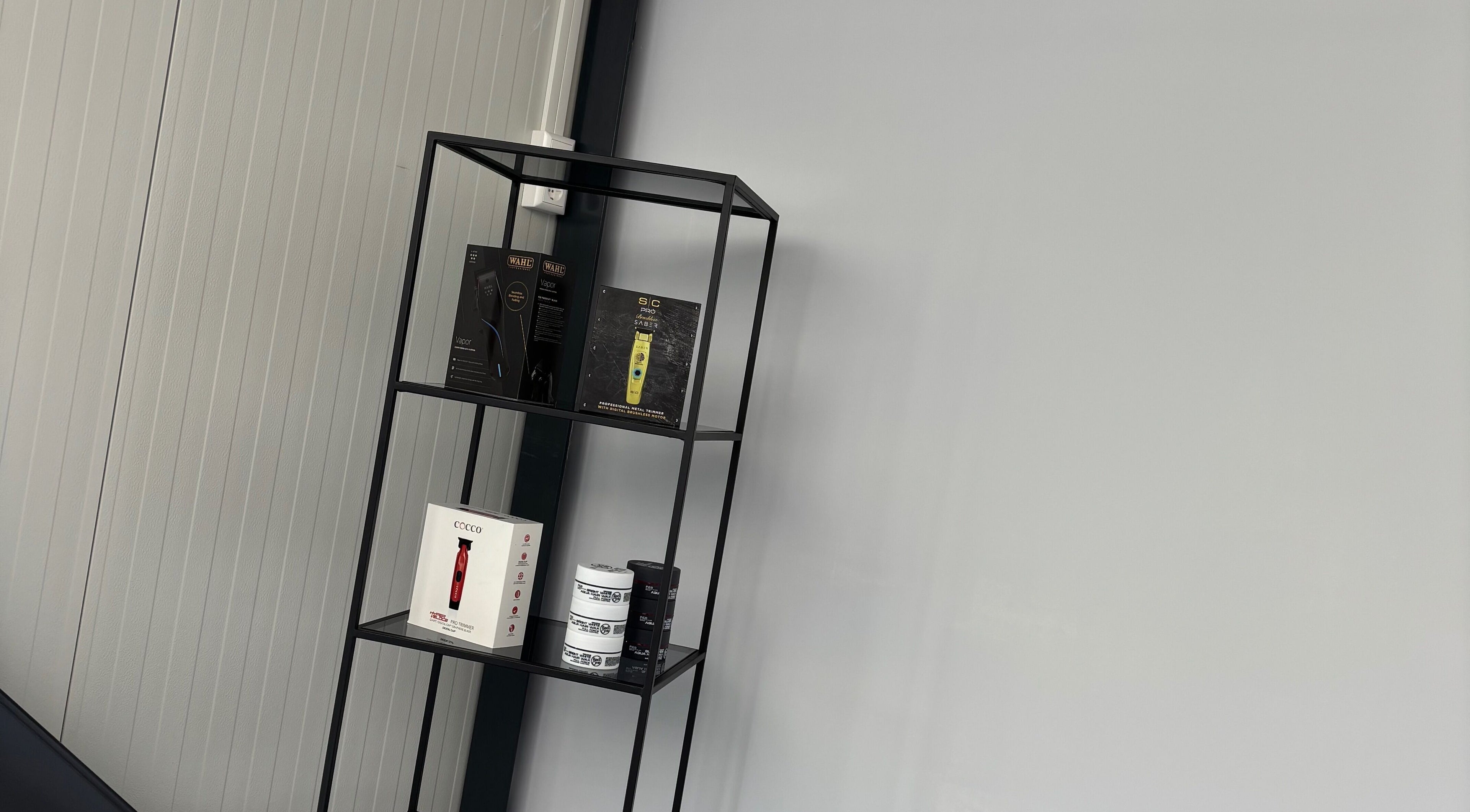 Productdisplay bij Dimma The Barber in Zoetermeer, Zuid-holland, NL met diverse kappersproducten.