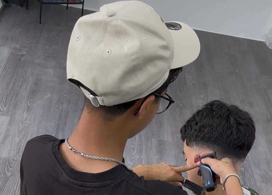 Kapster knipt haar bij Dimma The Barber in Zoetermeer, Zuid-holland, NL. Vakkundig knipwerk in moderne salon.