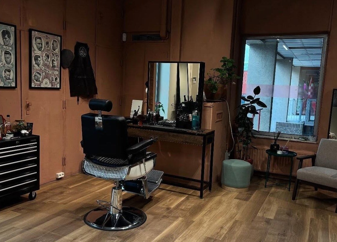 Barbearia Assis Junior em Eindhoven, Noord-brabant, NL. Ambiente clássico e elegante com cadeira de barbeiro.