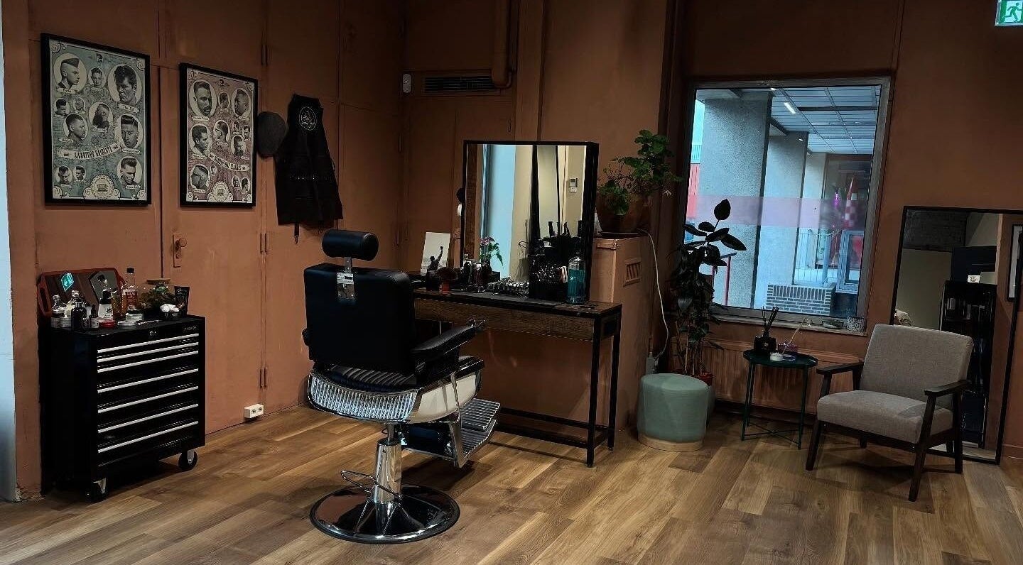 Barbearia Assis Junior em Eindhoven, Noord-brabant, NL. Ambiente clássico e elegante com cadeira de barbeiro.