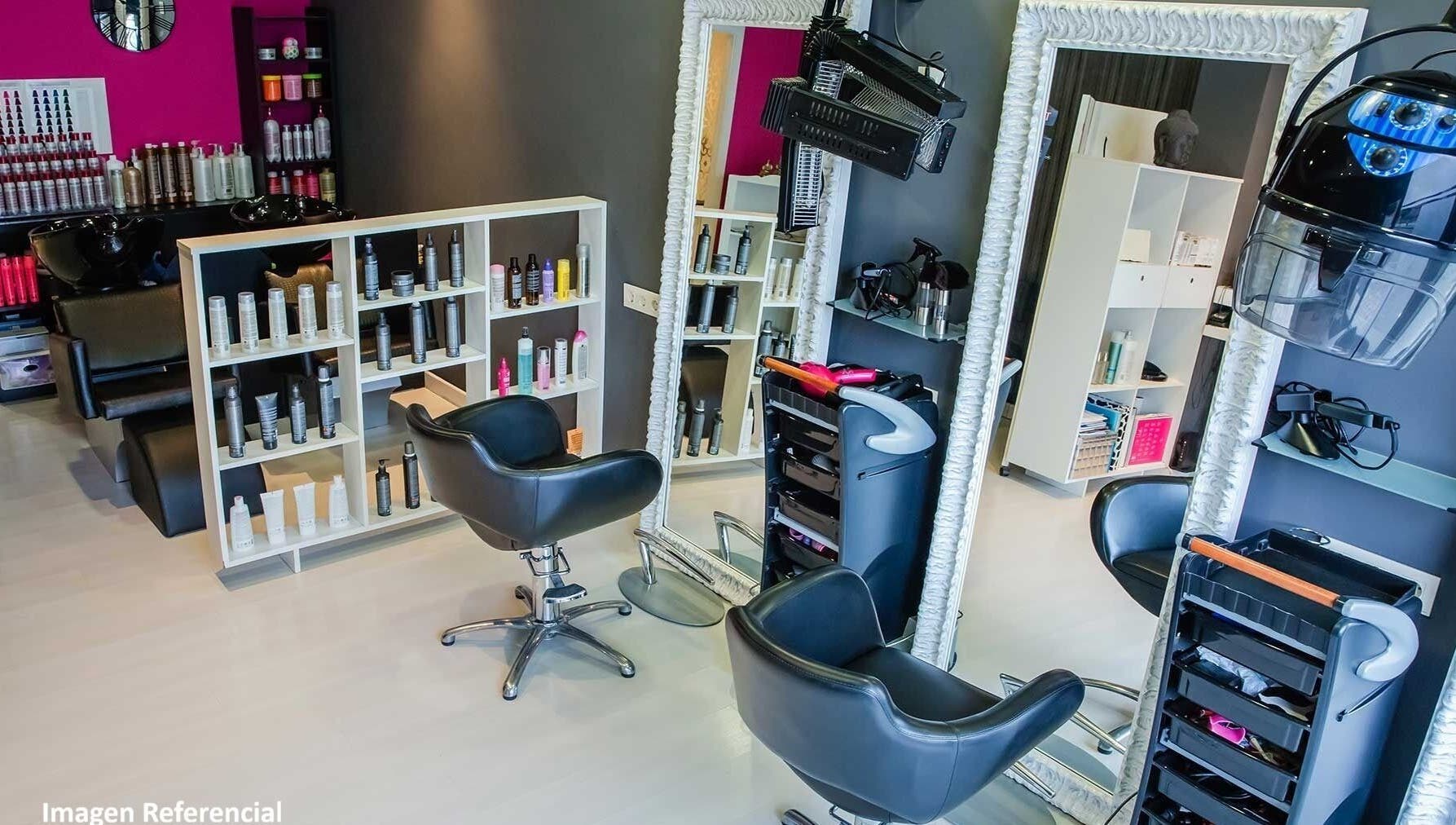 Interior moderno de Black Parade Studio en Concepción, Bío Bío, CL con sillas de peluquería y espejos elegantes.