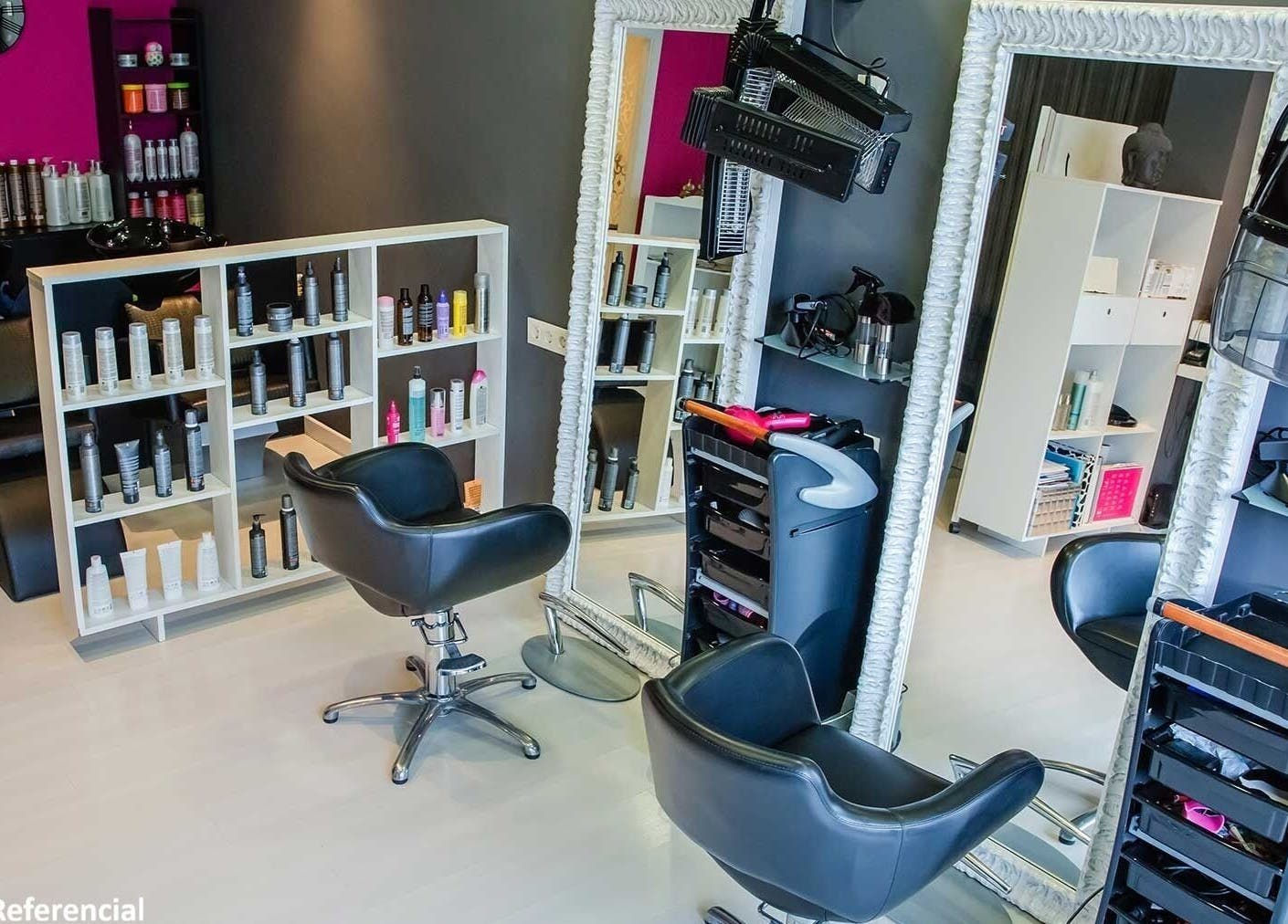 Interior moderno de Black Parade Studio en Concepción, Bío Bío, CL con sillas de peluquería y espejos elegantes.