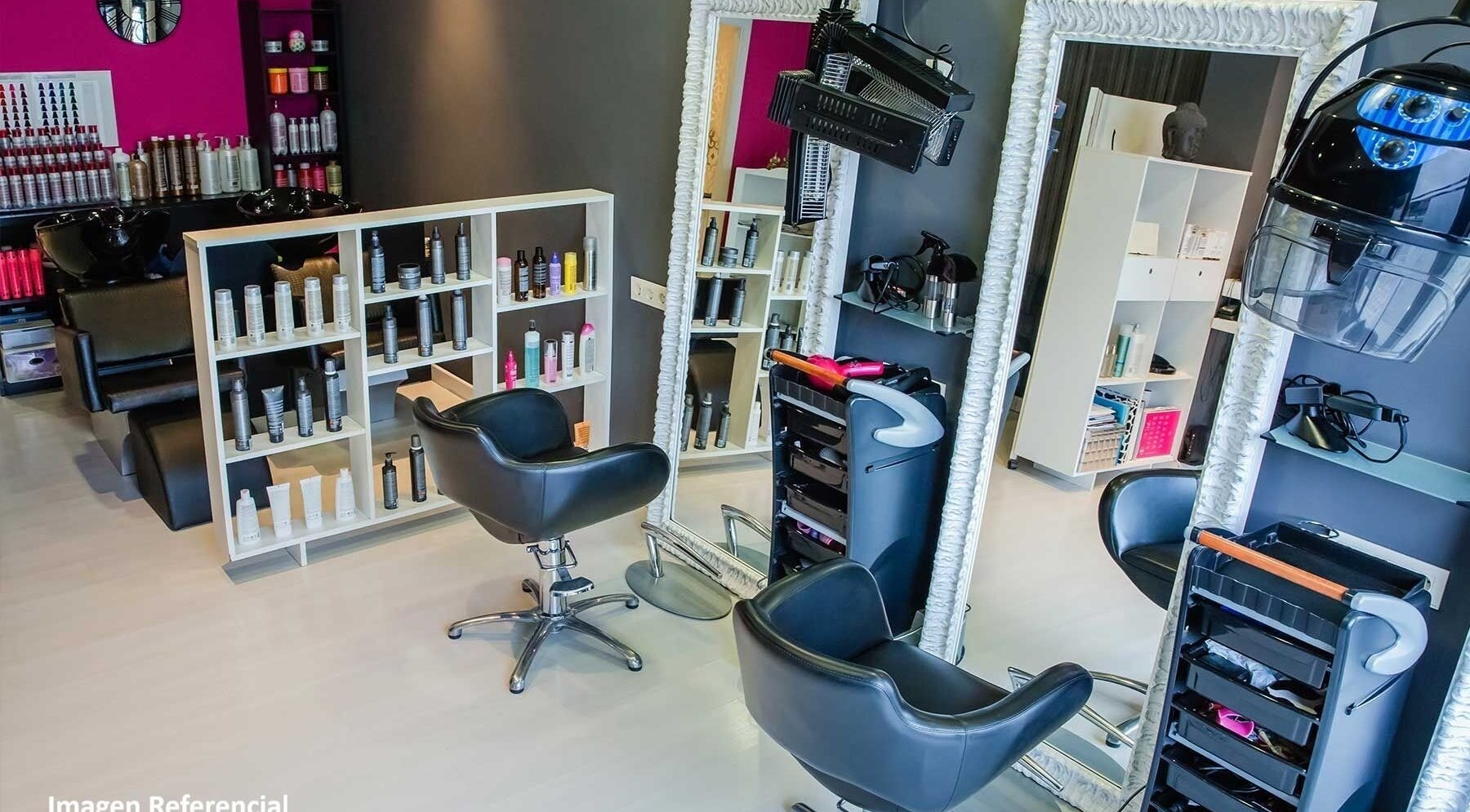 Interior moderno de Black Parade Studio en Concepción, Bío Bío, CL con sillas de peluquería y espejos elegantes.