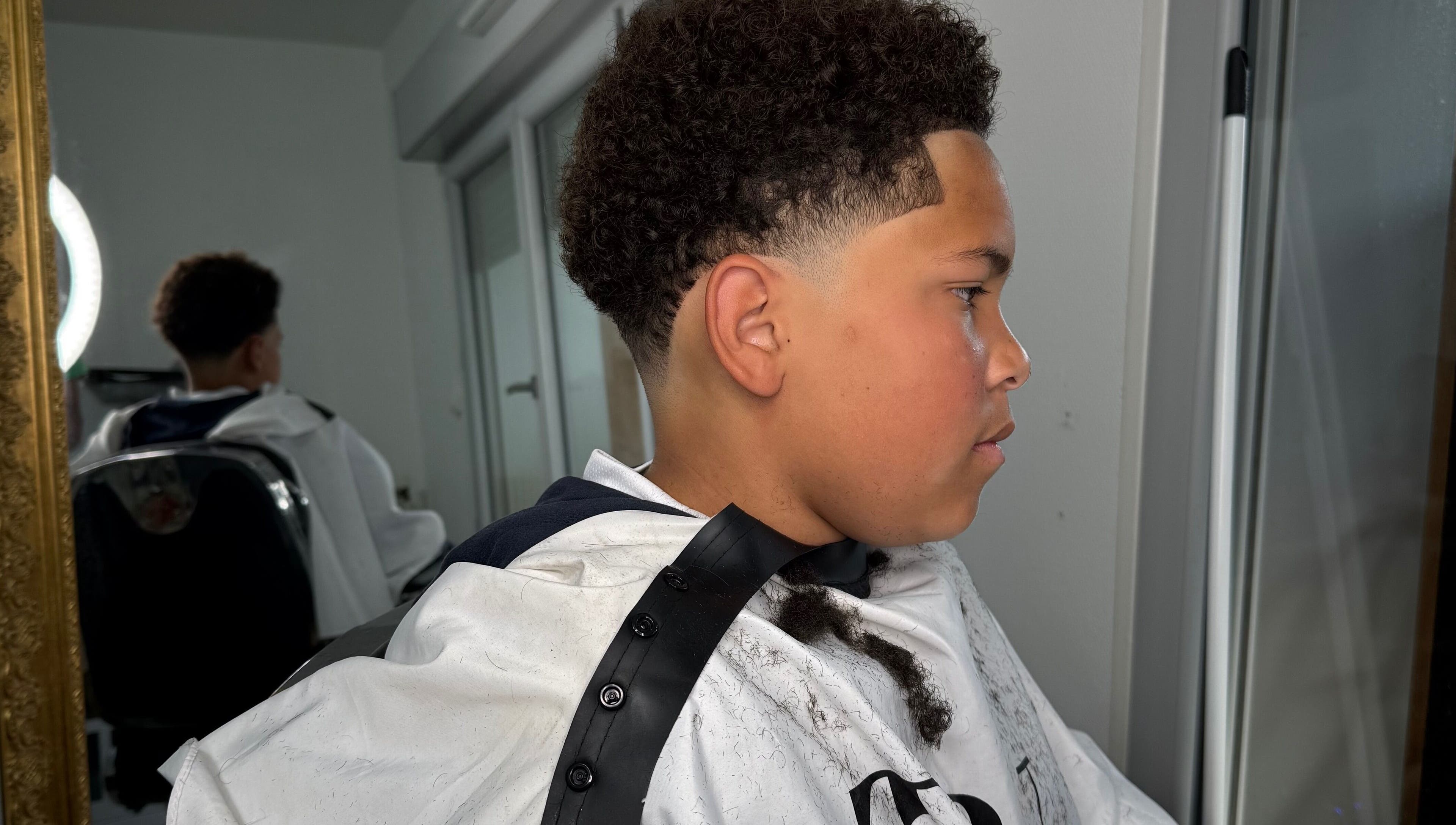 Jeune garçon avec coupe dégradée chez YP Studio Barber, Châteaubriant, Pays De La Loire, FR.