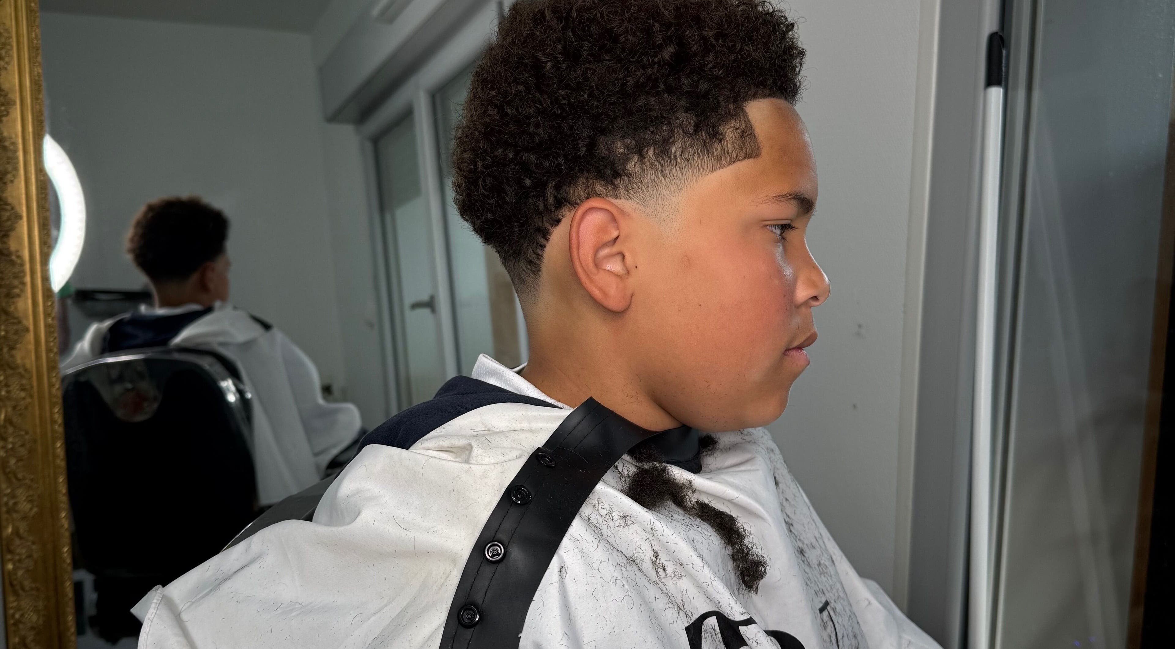Jeune garçon avec coupe dégradée chez YP Studio Barber, Châteaubriant, Pays De La Loire, FR.