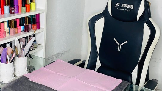 Dee's Beauty Studio21