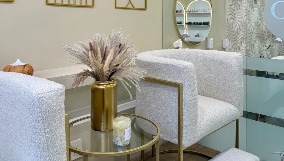 Interior de Lusso Nail Bar, Pachuca De Soto, Hidalgo, MX. Decoración elegante con sillón blanco y detalles dorados.