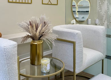 Interior de Lusso Nail Bar, Pachuca De Soto, Hidalgo, MX. Decoración elegante con sillón blanco y detalles dorados.