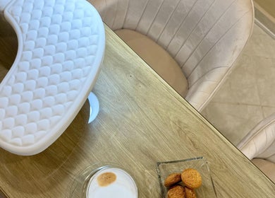 Zona de manicura en Lusso Nail Bar, Pachuca De Soto, Hidalgo, MX, con sillas acogedoras y mesa elegante.