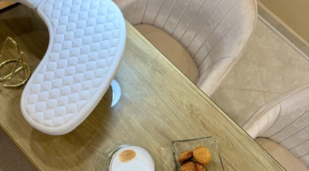 Zona de manicura en Lusso Nail Bar, Pachuca De Soto, Hidalgo, MX, con sillas acogedoras y mesa elegante.