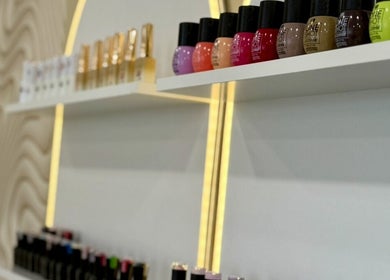 Variedad de esmaltes en Lusso Nail Bar, Pachuca De Soto, Hidalgo, MX.