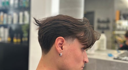 Giovane con taglio di capelli moderno da Emanuele Capasso a Sant'anastasia, Campania, IT.