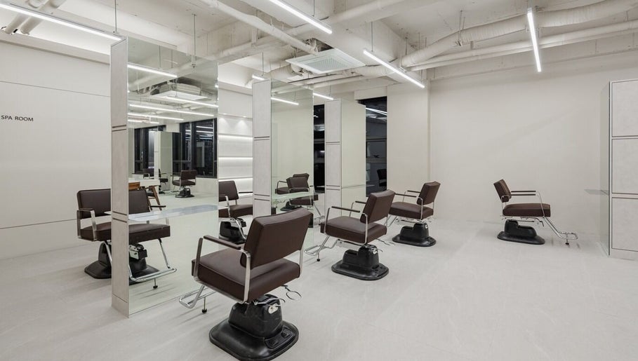 Modern salon chairs at B-orn Hair 비오른헤어, located in 서울특별시, 서울특별시, KR, offering a chic ambiance.