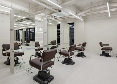 Modern salon chairs at B-orn Hair 비오른헤어, located in 서울특별시, 서울특별시, KR, offering a chic ambiance.