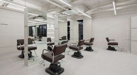 Modern salon chairs at B-orn Hair 비오른헤어, located in 서울특별시, 서울특별시, KR, offering a chic ambiance.