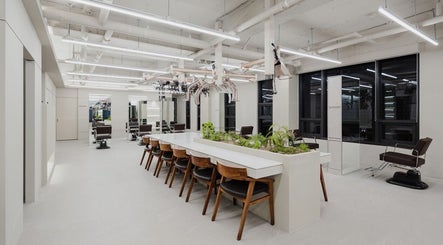 Modern interior of B-orn Hair 비오른헤어 in 서울특별시, 서울특별시, KR with sleek seating and greenery.