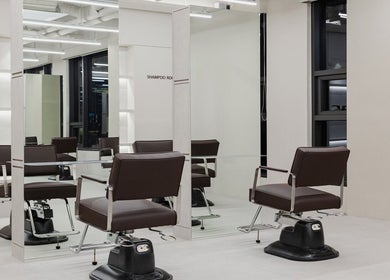Modern hair salon chair and mirror at B-orn Hair 비오른헤어, 서울특별시, 서울특별시, KR.