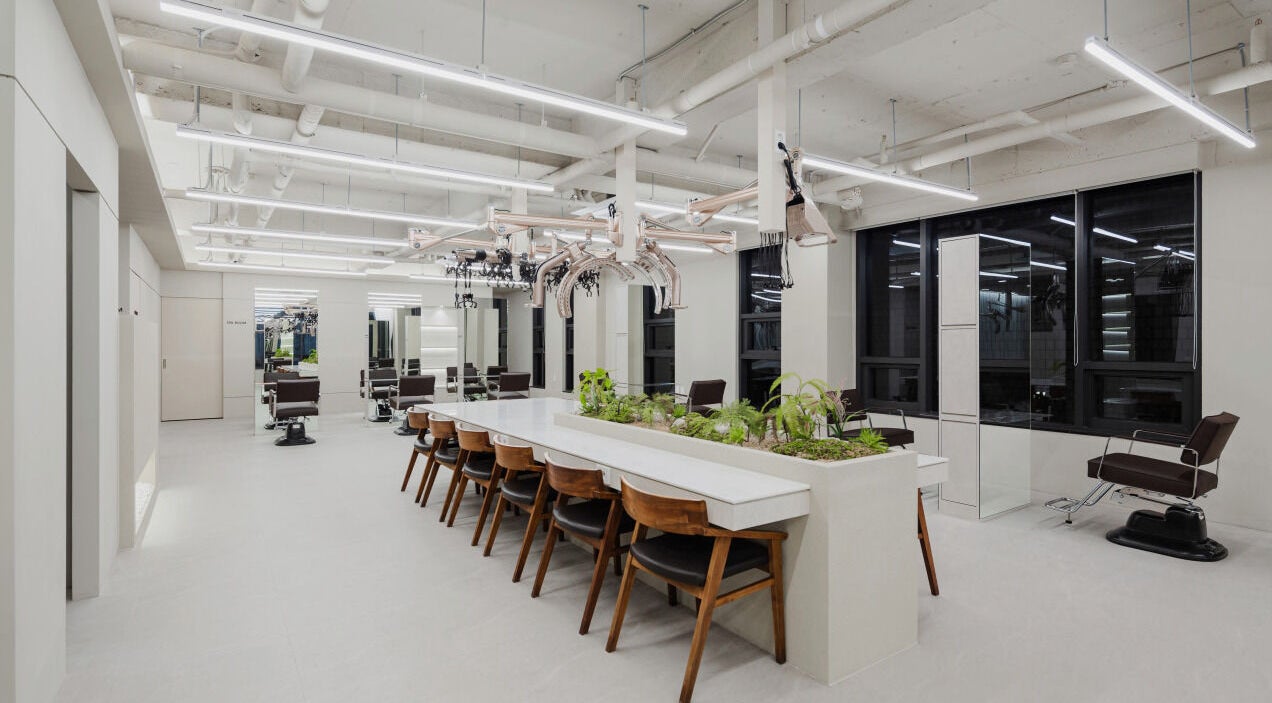 Modern salon interior with sleek design at B-orn Hair 비오른헤어, 서울특별시, 서울특별시, KR.