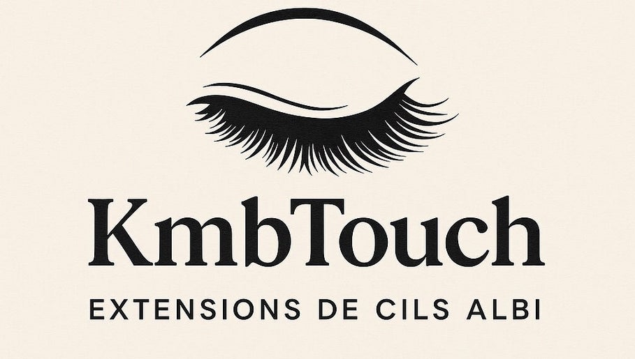 Logo Kmbtouch, spécialiste extensions cils à Albi, Occitanie, FR, sur fond crème.