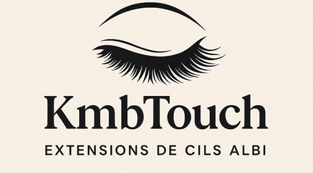 Logo Kmbtouch, spécialiste extensions cils à Albi, Occitanie, FR, sur fond crème.