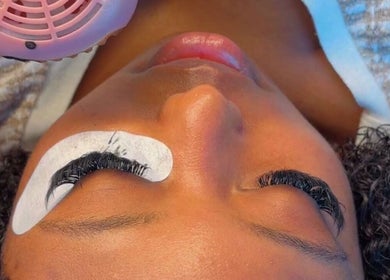 Extension de cils professionnelle à Kmbtouch, Albi, Occitanie, FR, offrant un look raffiné et naturel.