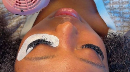 Extension de cils professionnelle à Kmbtouch, Albi, Occitanie, FR, offrant un look raffiné et naturel.