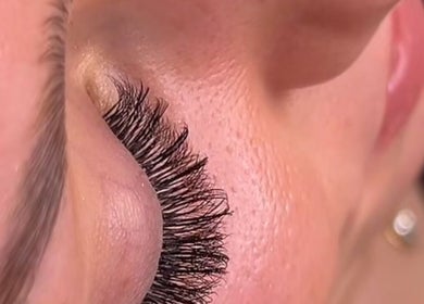 Extension de cils élégante chez Kmbtouch, Albi, Occitanie, FR, mettant en valeur un look soigné.