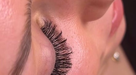 Extension de cils élégante chez Kmbtouch, Albi, Occitanie, FR, mettant en valeur un look soigné.