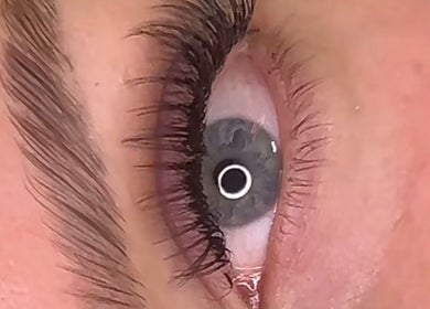Gros plan d'un œil avec des cils soignés dans le salon Kmbtouch à Albi, Occitanie, FR.