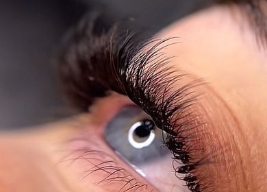 Extension de cils à Kmbtouch, Albi, Occitanie, FR. Mise en valeur du regard avec des cils luxueux.