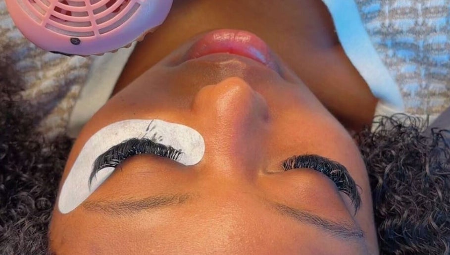 Extension de cils chez Kmbtouch, Albi, Occitanie, FR. Détails des soins beauté premium.