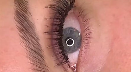 Gros plan d'un œil avec des cils longs à Kmbtouch, Albi, Occitanie, FR.