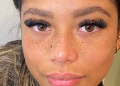 Extension de cils à Kmbtouch, Albi, Occitanie, FR, mettant en valeur des cils volumineux et un look naturel.