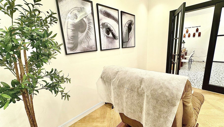 Elegant lash room at Halo Beauty in Jeddah, Jeddah, SA, featuring artistic eye decor and plush seating.