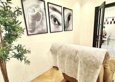 Elegant lash room at Halo Beauty in Jeddah, Jeddah, SA, featuring artistic eye decor and plush seating.