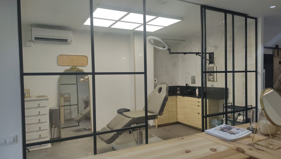 Sala de tratamiento en Erika Rodríguez MICROPIGMENTACIÓN, Santa Coloma De Gramenet, Catalunya, ES.