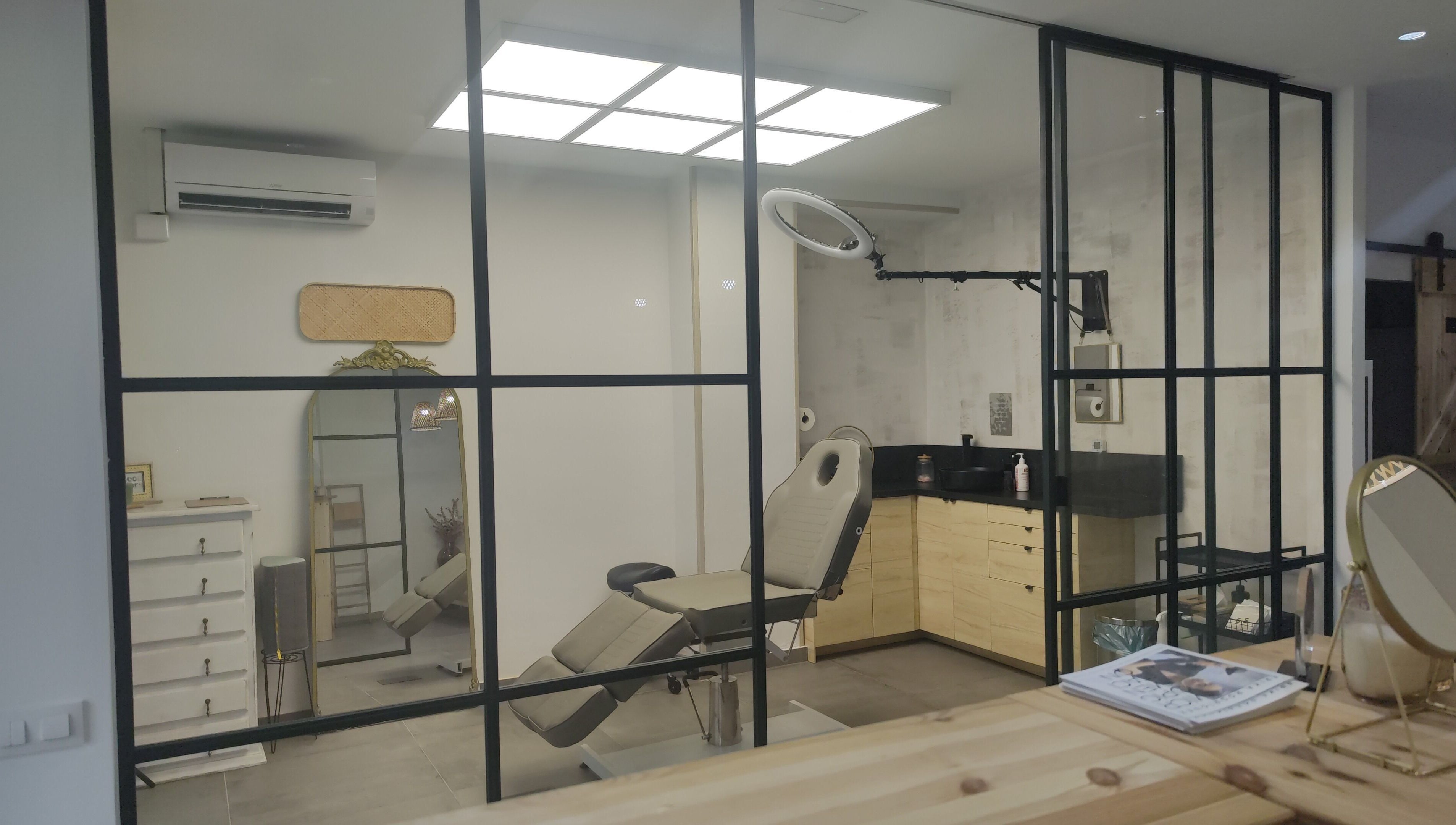 Sala de tratamiento en Erika Rodríguez MICROPIGMENTACIÓN, Santa Coloma De Gramenet, Catalunya, ES.