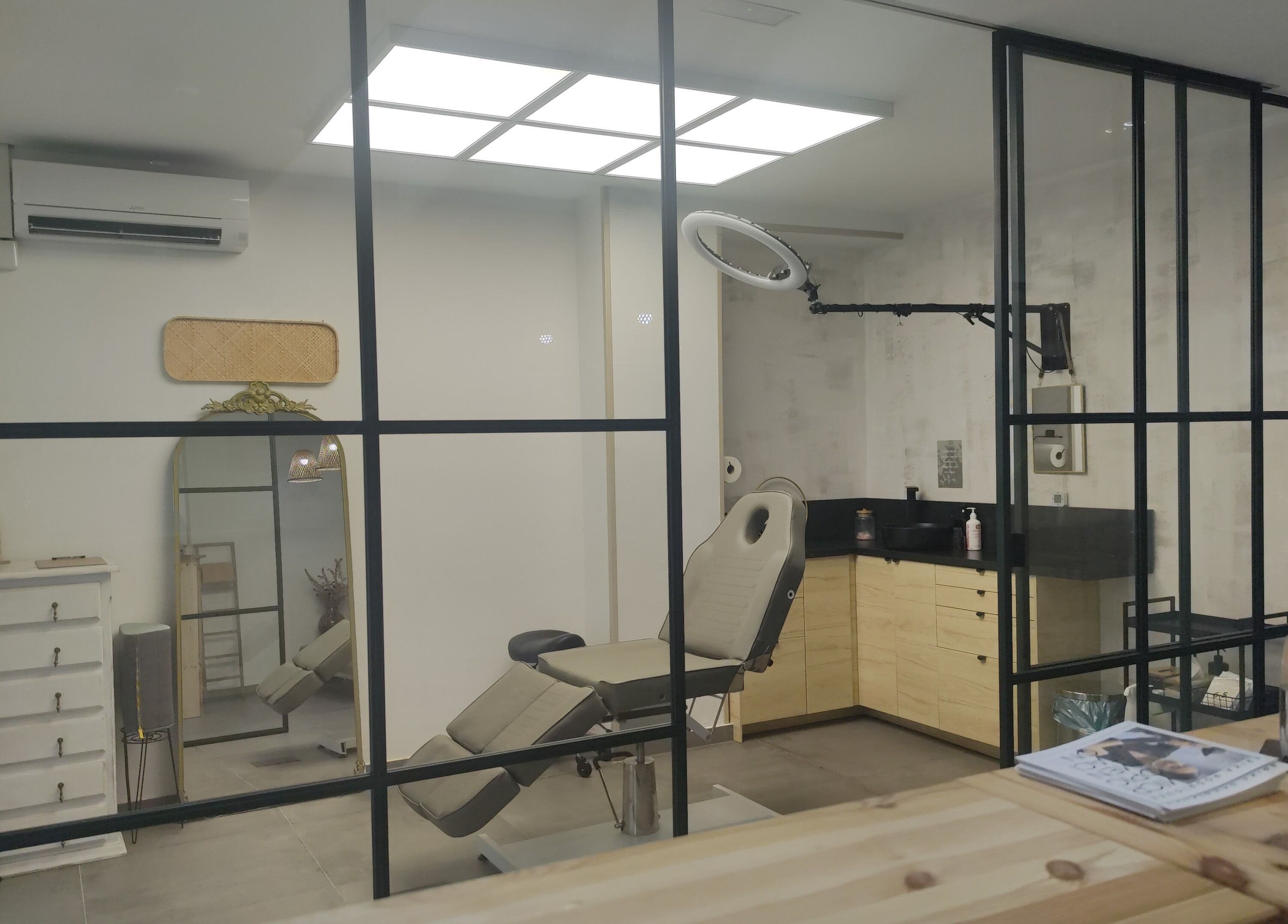 Sala de tratamiento en Erika Rodríguez MICROPIGMENTACIÓN, Santa Coloma De Gramenet, Catalunya, ES.