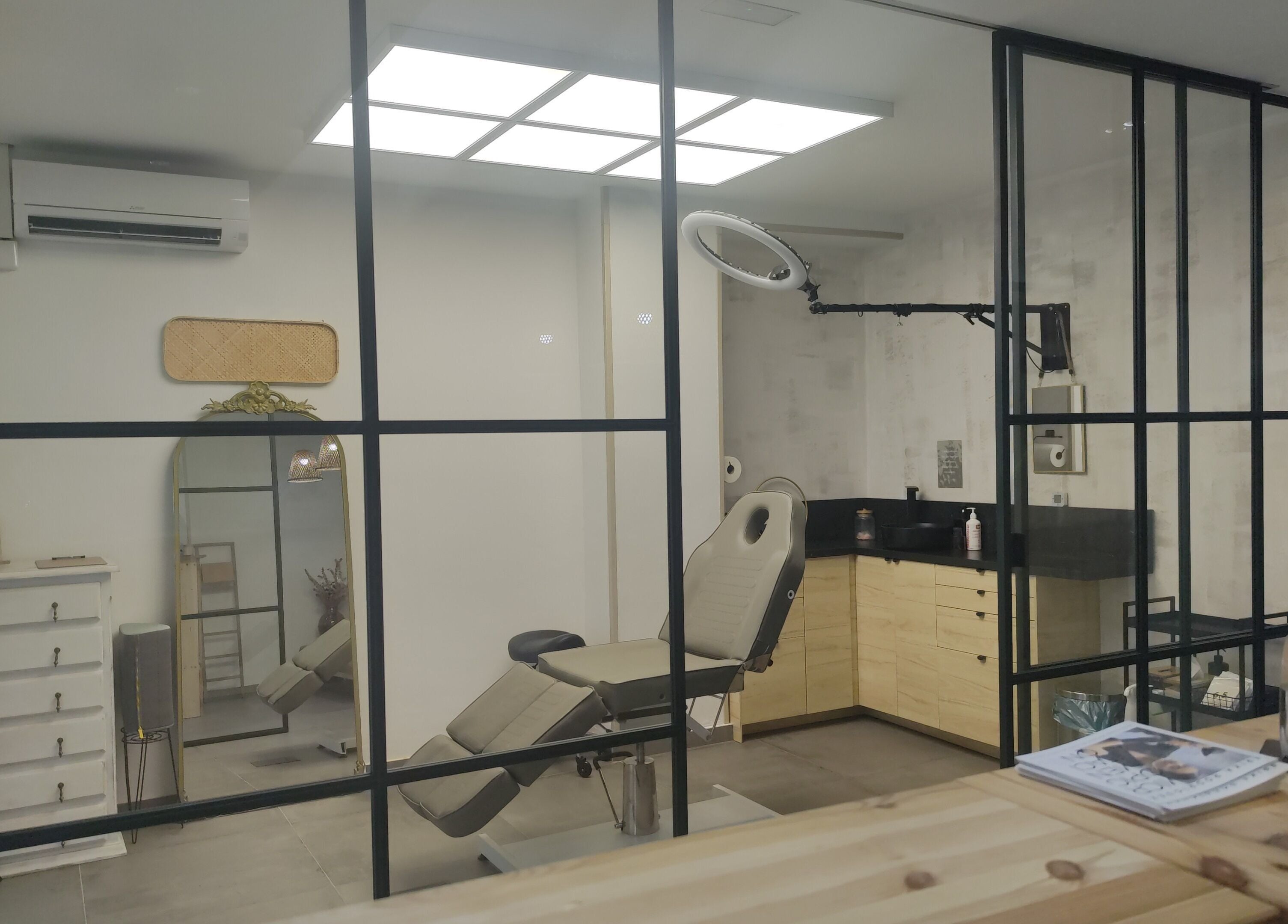 Sala de tratamiento en Erika Rodríguez MICROPIGMENTACIÓN, Santa Coloma De Gramenet, Catalunya, ES.