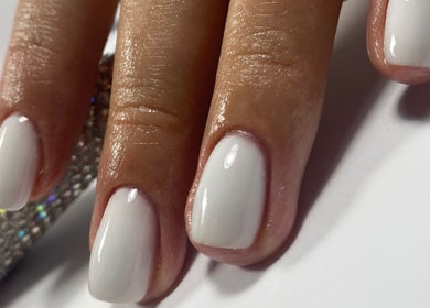 Unghii albe impecabile la KOKO NAILS, Newbridge, County Kildare, IE, cu detalii strălucitoare.