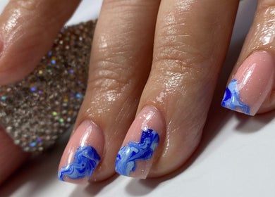 Design unghii albastru marin la KOKO NAILS, Newbridge, County Kildare, IE.
