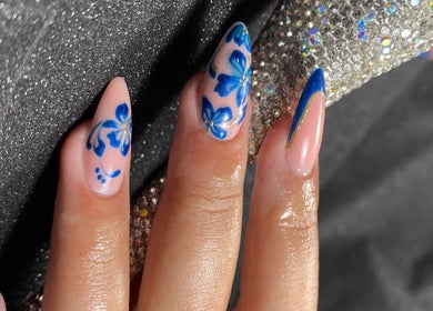 Design de unghii înflorat azur la KOKO NAILS, Newbridge, County Kildare, IE.