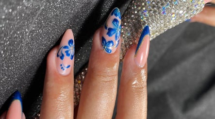 Design de unghii înflorat azur la KOKO NAILS, Newbridge, County Kildare, IE.