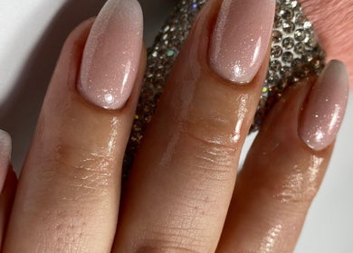 Unghii roz cu sclipici la KOKO NAILS, Newbridge, County Kildare, IE, oferind eleganță și stil.